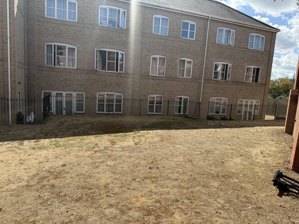 Lot: 36 - TWO-BEDROOM FIRST FLOOR FLAT FOR IMPROVEMENT - Alternative shot of communal gardens